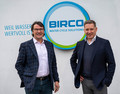 Les directeurs généraux de BIRCO GmbH Christian Merkel et Ingo Markgraf présentent le nouveau logo de la firme.