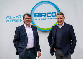 Les directeurs généraux de BIRCO GmbH Christian Merkel et Ingo Markgraf présentent le nouveau logo de la firme.